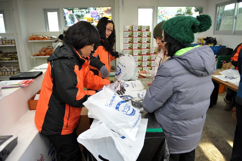 2010산천어축제장 청정농특산물 전시,판매장 및 뻥튀기  의 사진