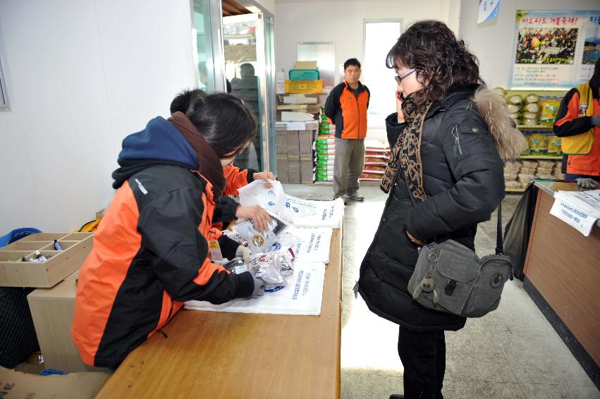 2010산천어축제장 청정농특산물 전시,판매장 및 뻥튀기  의 사진