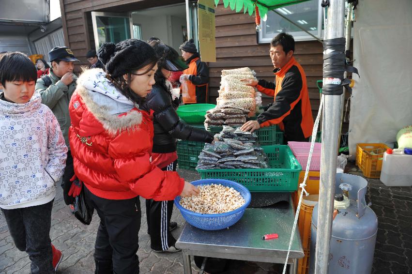 2010산천어축제장 청정농특산물 전시,판매장 및 뻥튀기  의 사진