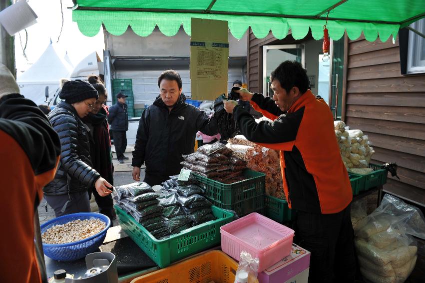 2010산천어축제장 청정농특산물 전시,판매장 및 뻥튀기  의 사진