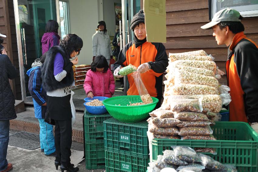 2010산천어축제장 청정농특산물 전시,판매장 및 뻥튀기  의 사진