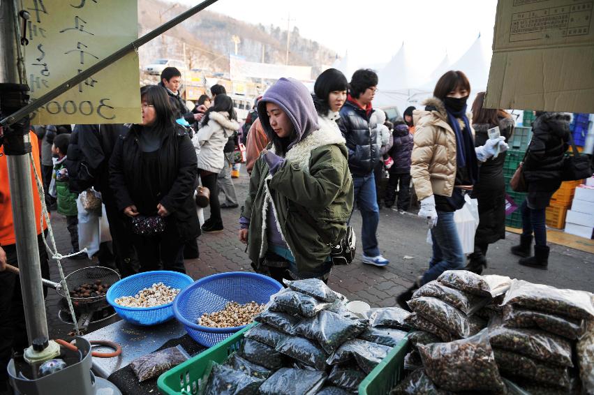 2010산천어축제장 청정농특산물 전시,판매장 및 뻥튀기  의 사진