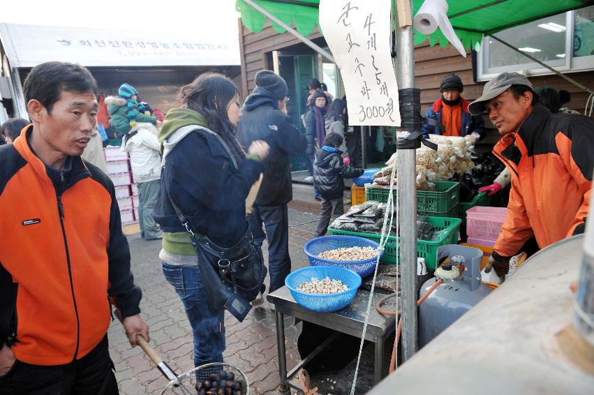 2010산천어축제장 청정농특산물 전시,판매장 및 뻥튀기  의 사진