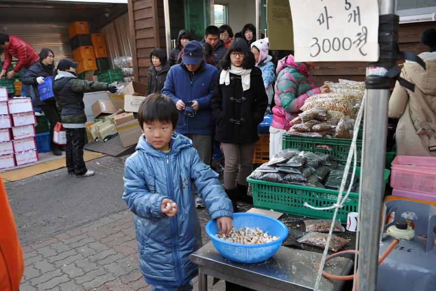 2010산천어축제장 청정농특산물 전시,판매장 및 뻥튀기  의 사진