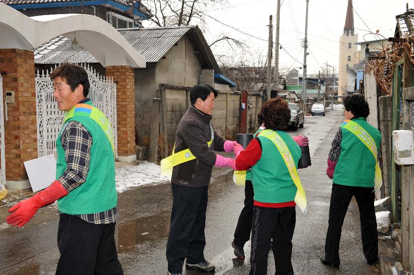 새마을지회 불우이웃돕기 연탄 전달식 의 사진