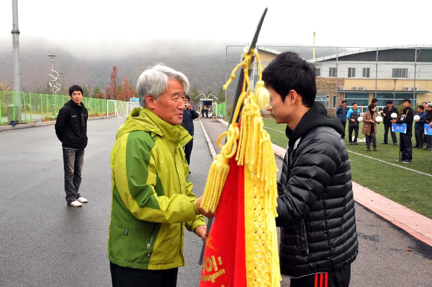 2011 제12회 화천군수기 민관군 축구대회 개회식 의 사진