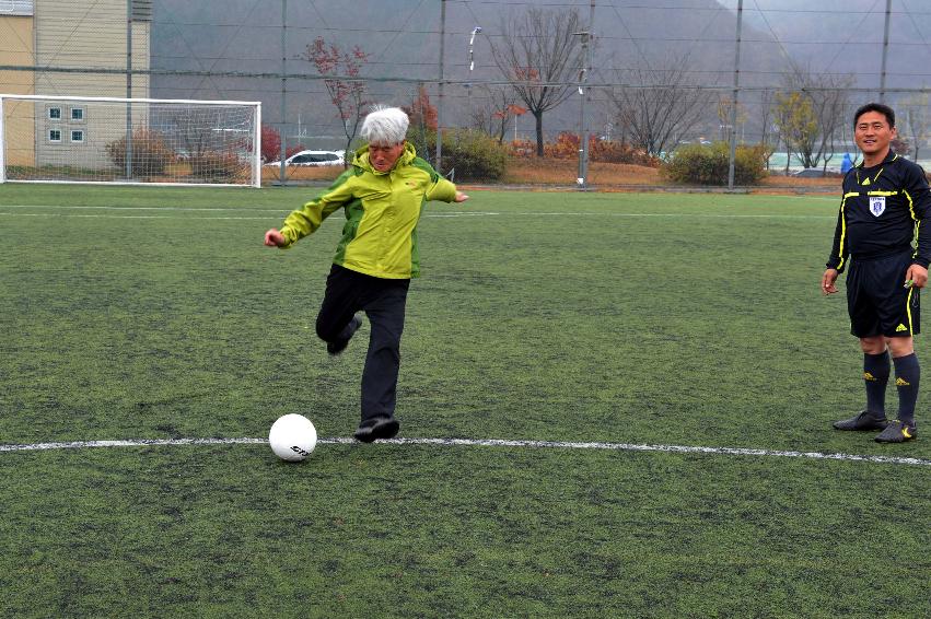 2011 제12회 화천군수기 민관군 축구대회 개회식 의 사진