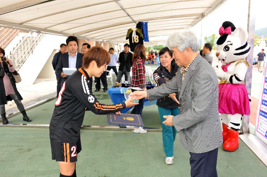 물의나라 화천 2012 추계한국여자축구연맹전 시상식(대학부) 의 사진