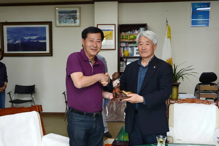 2013 중국 우한시 여자축구부 체육교류 및 전지훈련 참가자 접견 의 사진