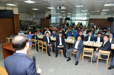 2013 간동면 유촌리 1사(삼성전자) 1촌 자매결연 협약식 의 사진