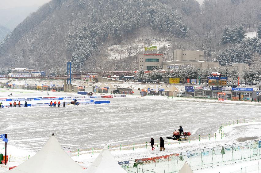 2014 화천산천어축제장 제설작업 의 사진