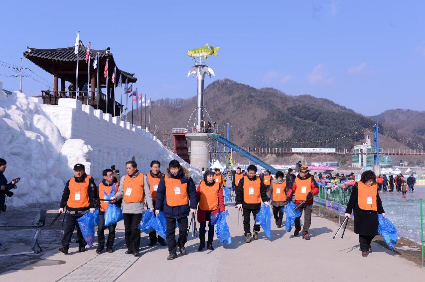 2015 화천산천어축제장 기관사회단체장 자원봉사 의 사진