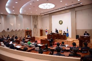 2015 제217회 화천군의회(임시회) 제1차본의회 의 사진