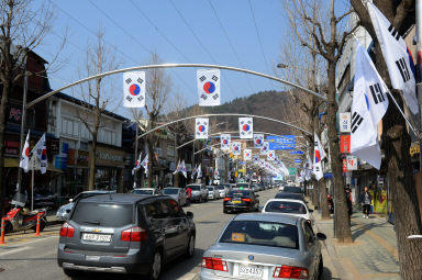 2016 화천읍 선등거리 태극기 게양 전경 의 사진