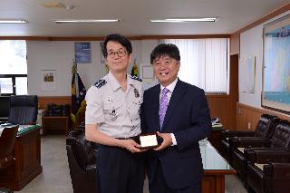 2014 전용찬 화천경찰서장 화천군 명예군민패 수여식 사진