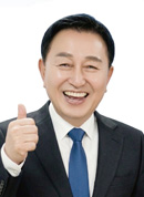 The photograph of Governor of Hwacheon County Kim, Se-hoon